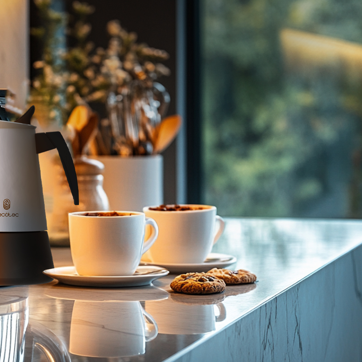 Due tazze da caffè bianche su piattini, biscotti e una caffettiera su un piano di marmo.