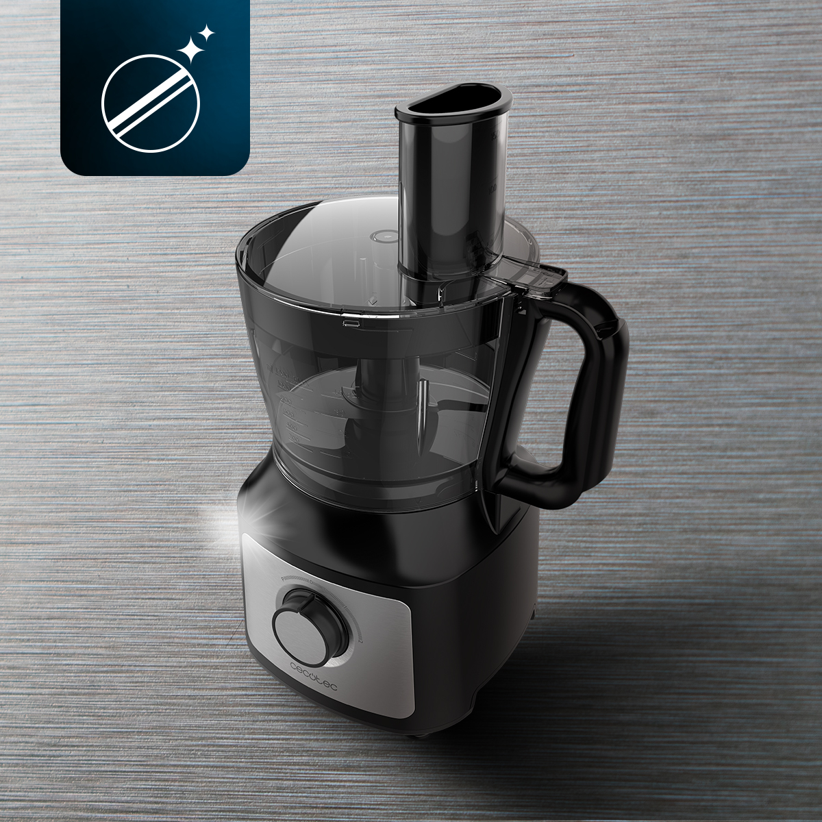Robot da cucina nero con ciotola trasparente su superficie grigia e testurizzata.