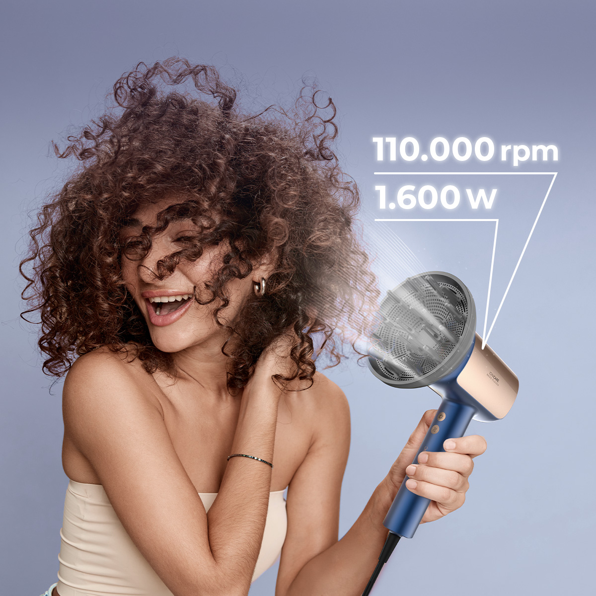 Mujer sonriente con cabello rizado oscuro sosteniendo un secador azul con texto.