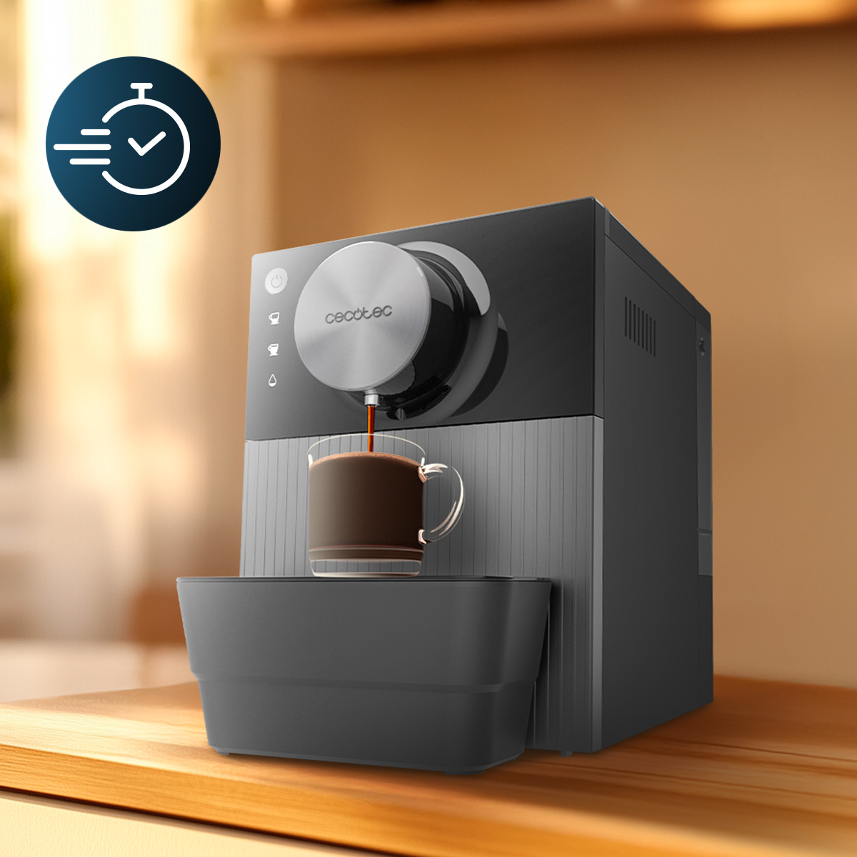 Moderna macchina da caffè nera e argento su tavolo di legno, mentre versa il caffè in una tazza trasparente.