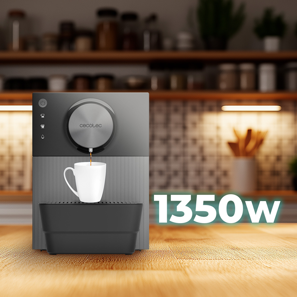 Moderna macchina da caffè grigia che versa il caffè in una tazza bianca.