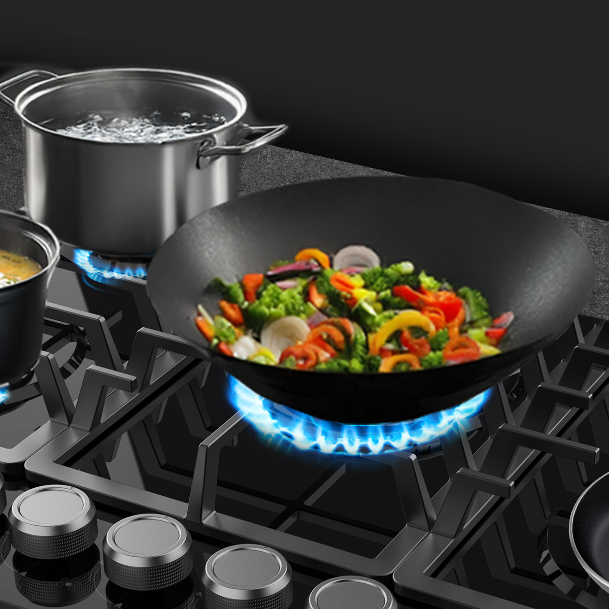 Verduras se fríen en un wok negro en una estufa de gas encendida mientras hierve agua en una olla.