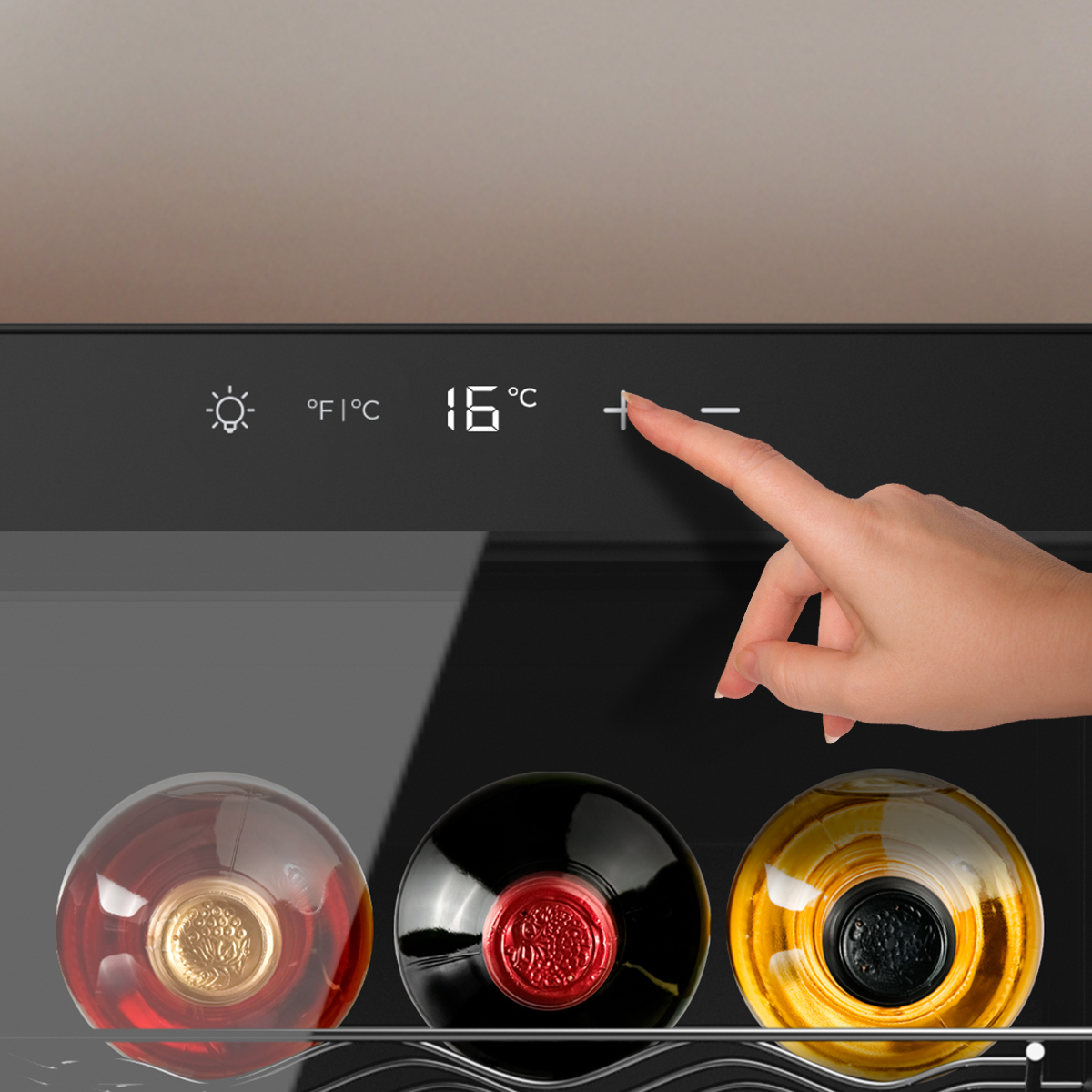 Mano presionando el botón más en la pantalla digital de una vinoteca con botellas visibles.