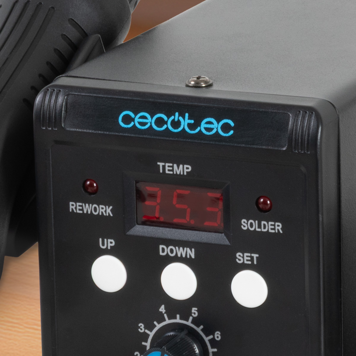 Estación de soldadura Cecotec negra con pantalla digital de temperatura, tres botones blancos y un mando.