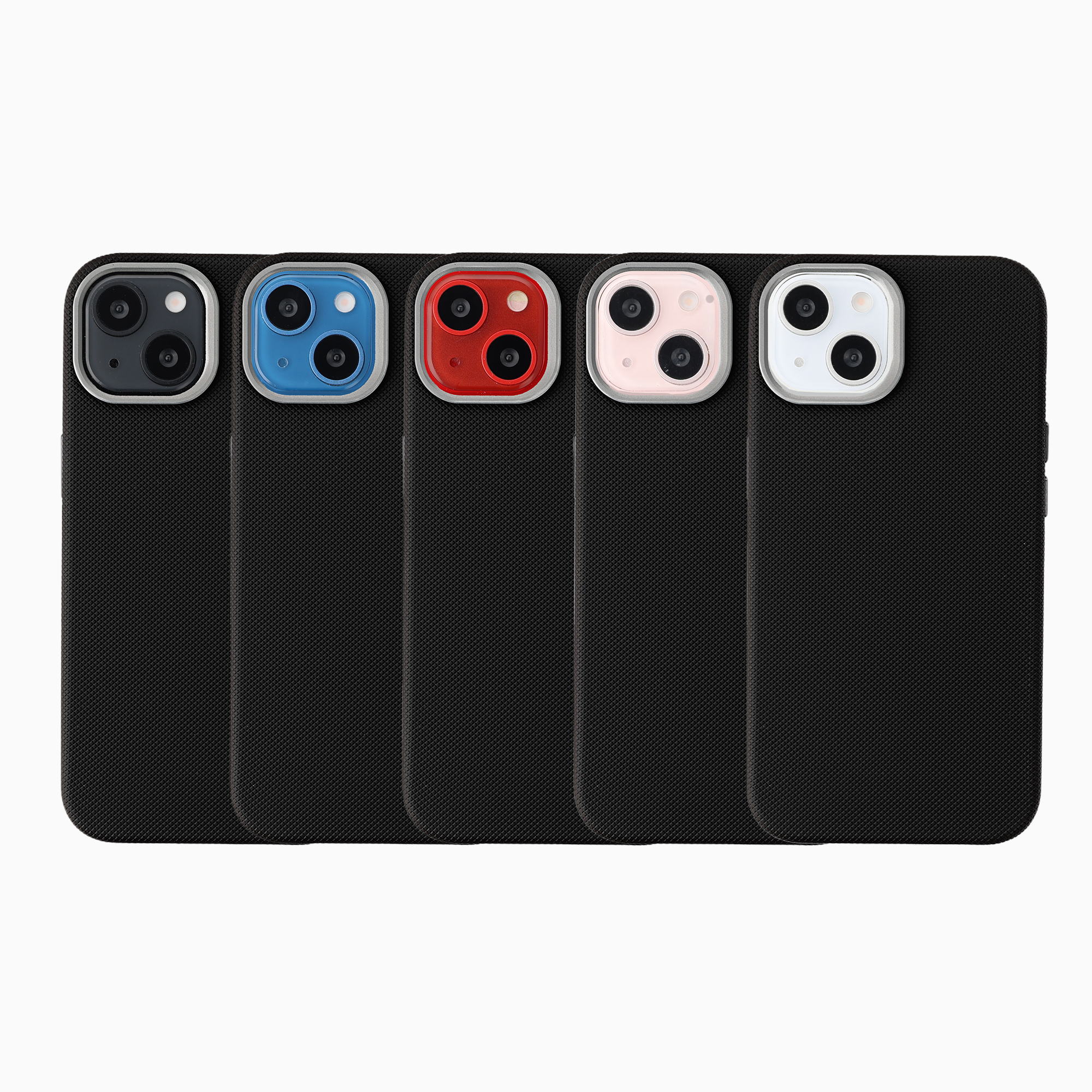 Cinque cover nere per smartphone con bordi fotocamera colorati in nero, blu, rosso, rosa e bianco su sfondo bianco.