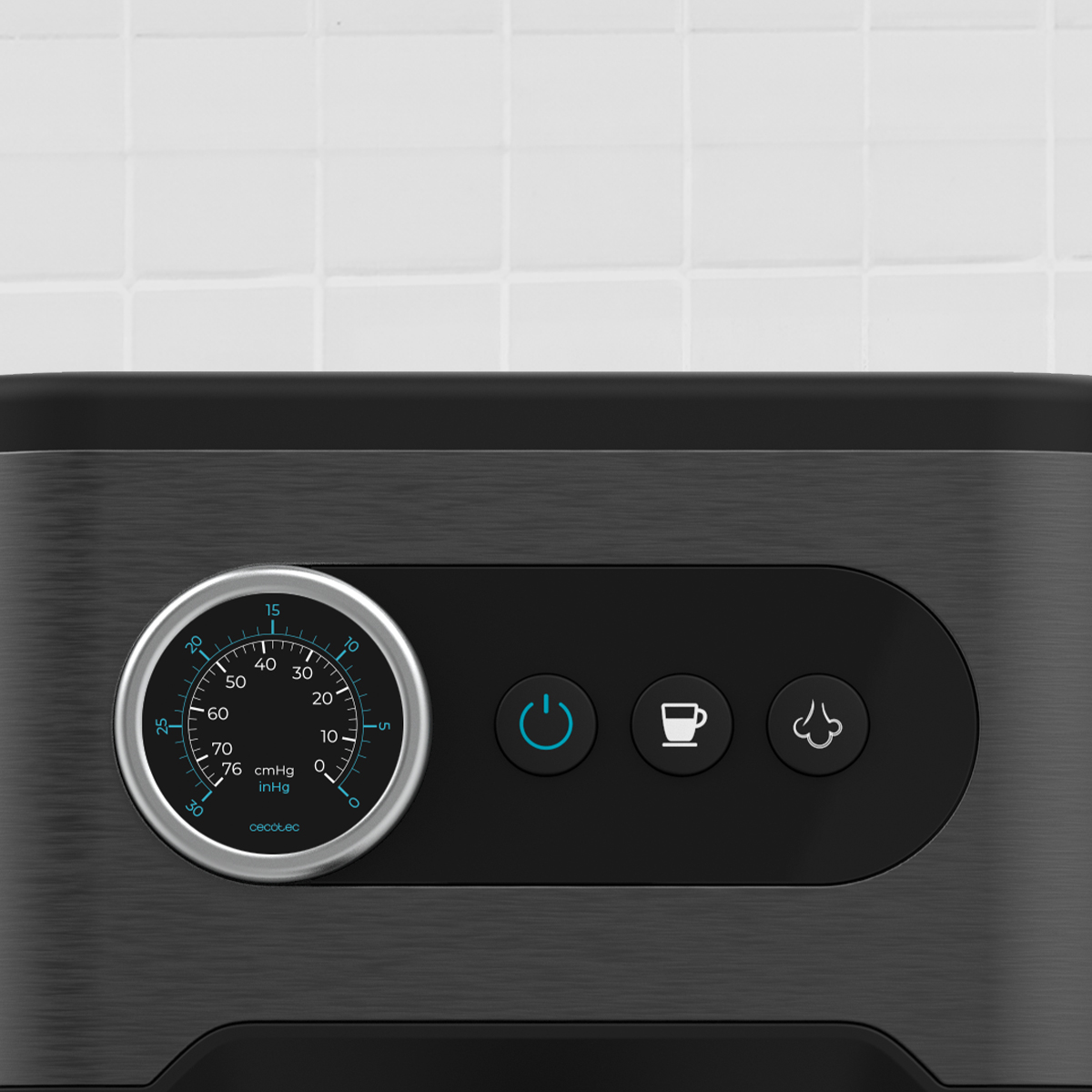 Panel de control de una cafetera con manómetro y tres botones.
