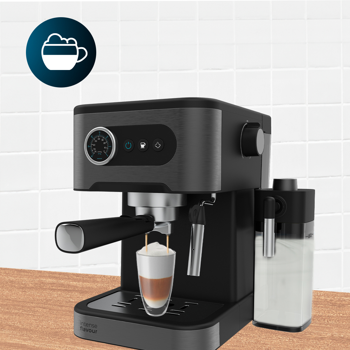 Una cafetera negra y plateada vierte café en un vaso de capas sobre un mostrador de madera contra una pared de azulejos.
