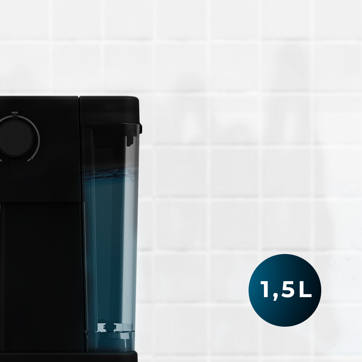 Cafetera negra con depósito de agua transparente de 1,5L sobre fondo de azulejos blancos.