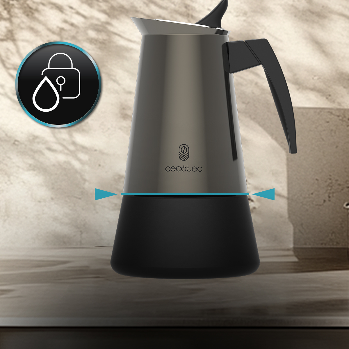Cafetera Cecotec metálica y negra con icono de candado indicando diseño antigoteo sobre fondo neutro.