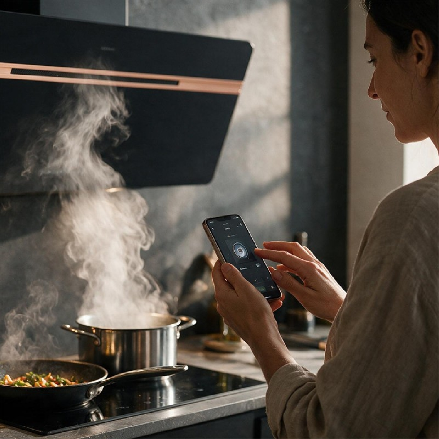 Una donna cucina sui fornelli con vapore che sale dalle pentole, usando un'app sullo smartphone.