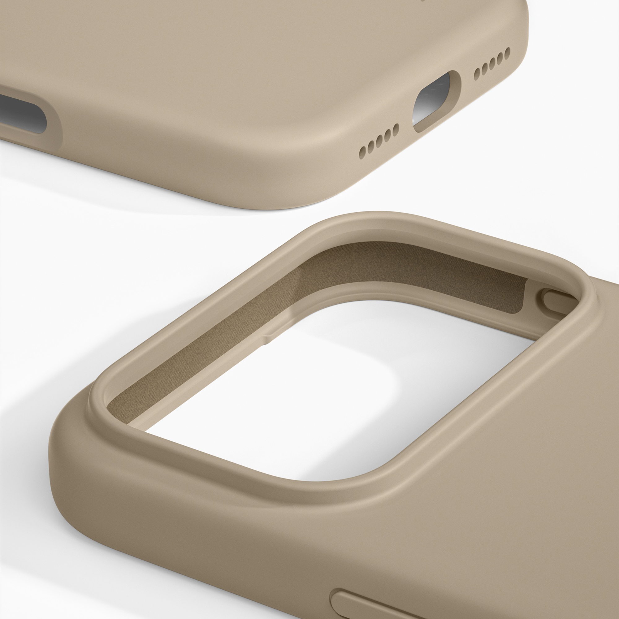 Twee beige telefoonhoesjes op een witte achterkant, één toont de onderkant en de andere de camera-uitsparing.