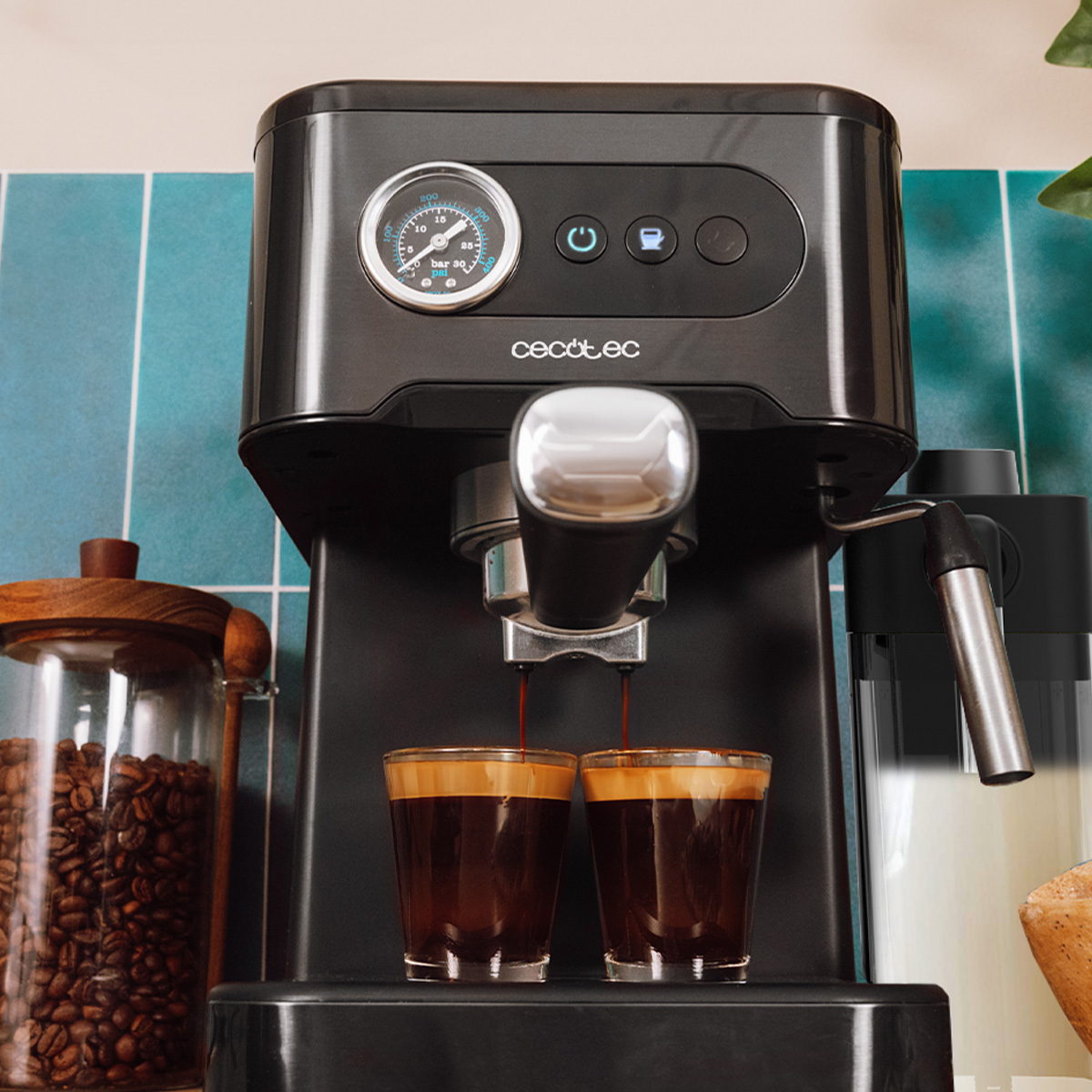 Macchina da caffè nera che riempie due bicchieri. Barattolo di caffè a sinistra, latte a destra.