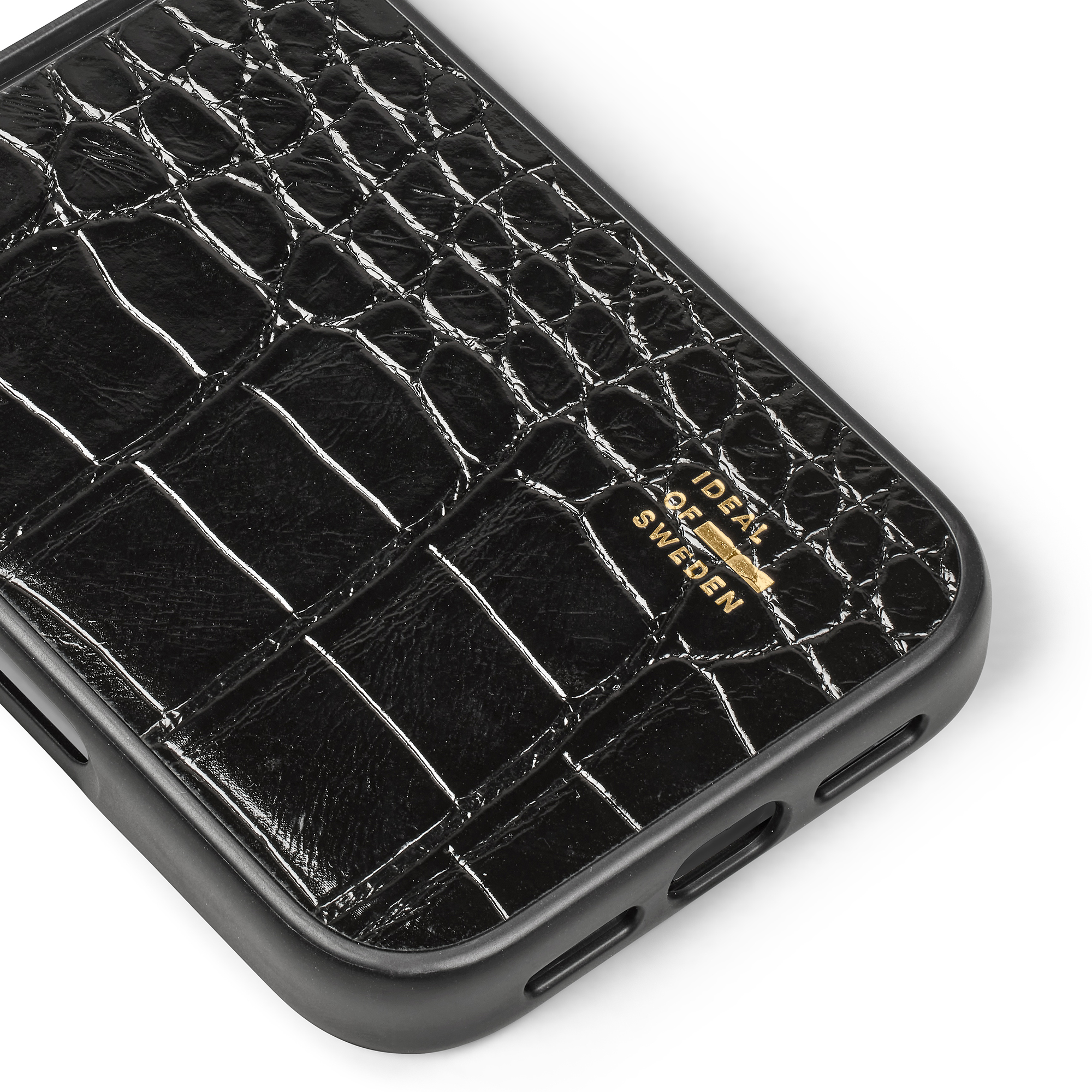 Una custodia per smartphone nera con texture coccodrillo e logo dorato su sfondo bianco.