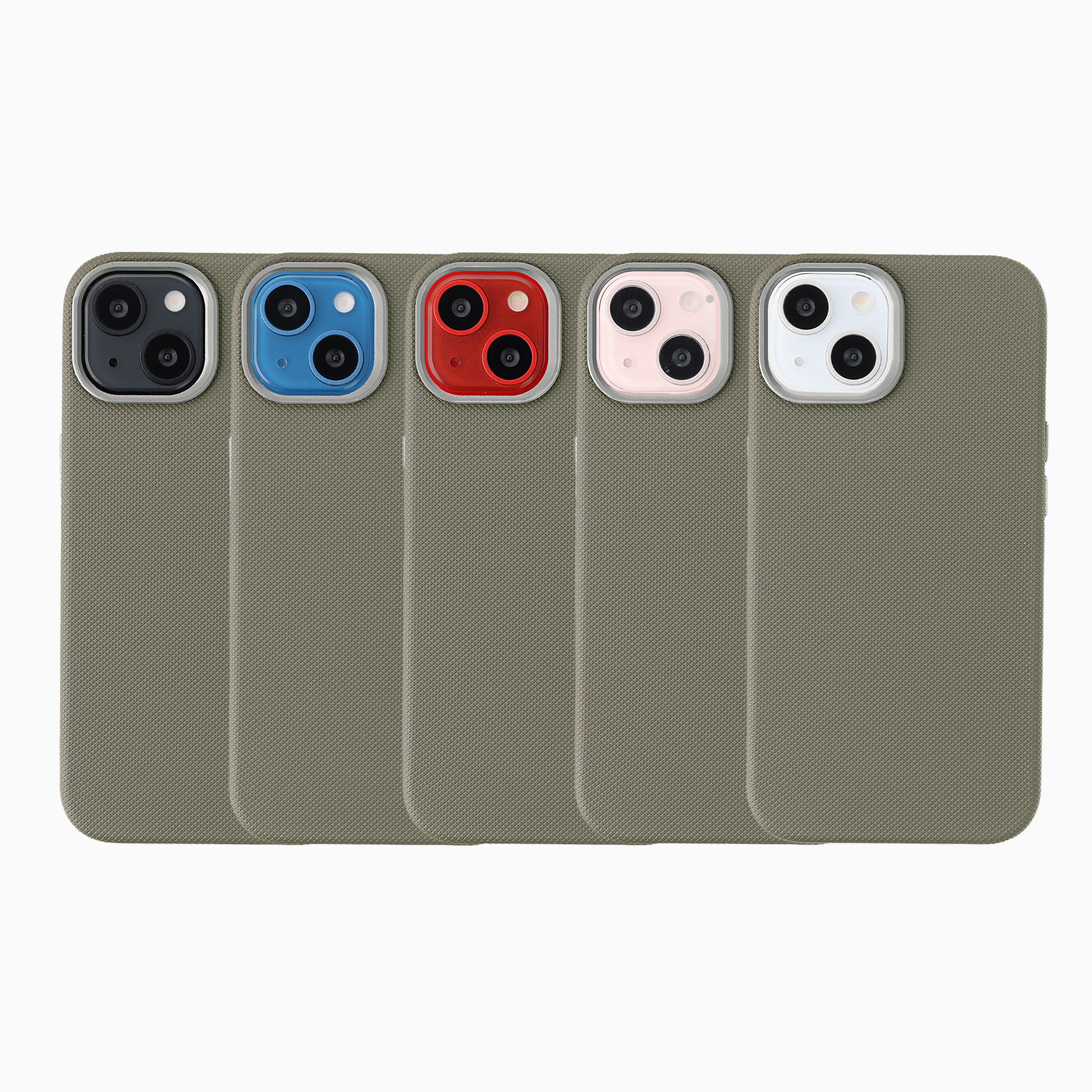 Cinque cover grigie per smartphone in fila con cornici della fotocamera di diversi colori: nero, blu, rosso, rosa e bianco.