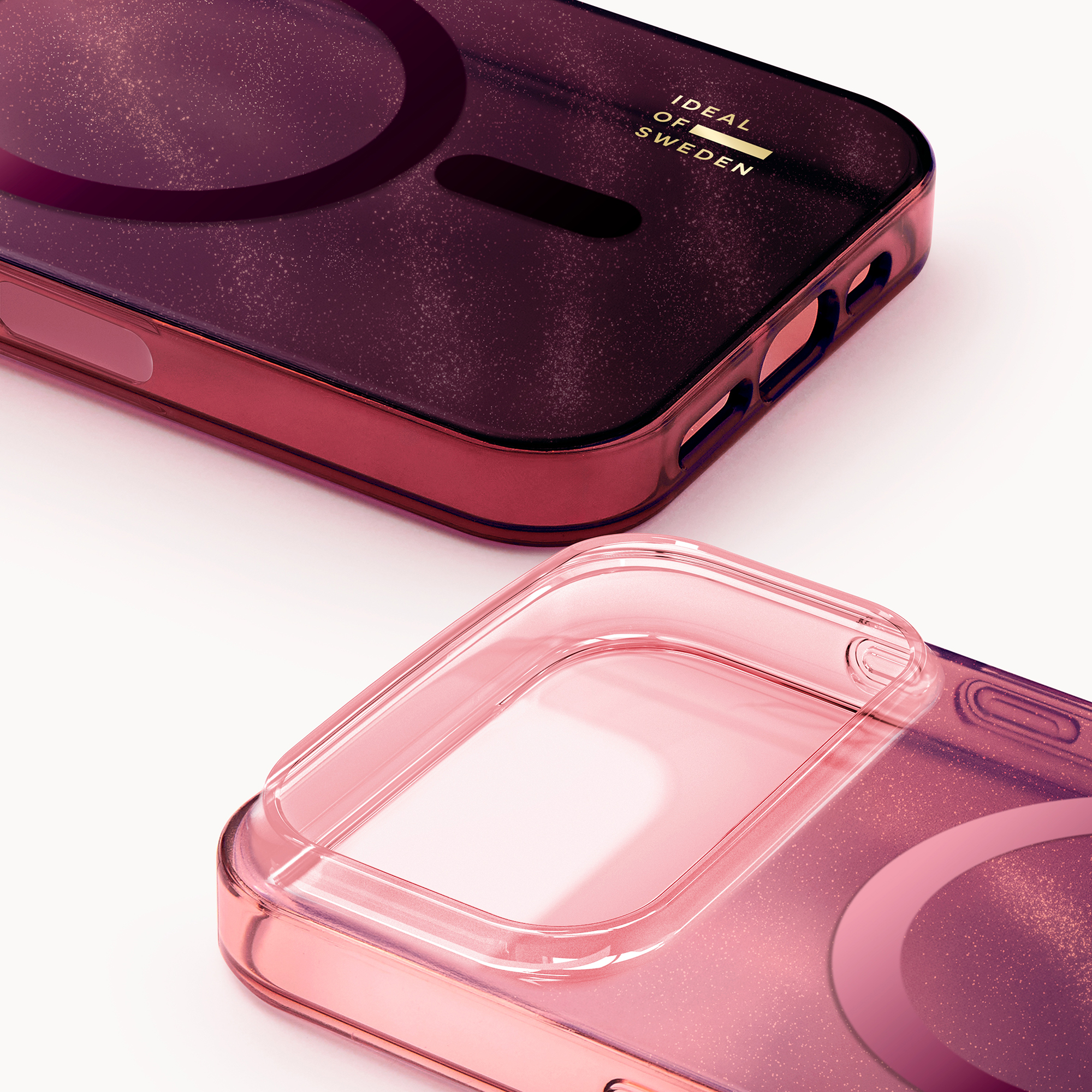 Due custodie per smartphone lucide, rosa sfumato con dettagli glitterati, logo del marchio e ritagli su sfondo bianco.