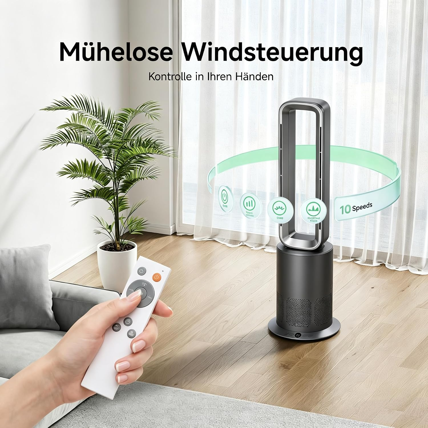 Hand hält Fernbedienung für einen modernen Turmventilator im Wohnzimmer mit Pflanze und Sofa.