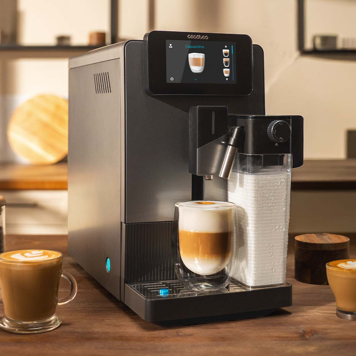 Una moderna macchina da caffè nera su un tavolo di legno riempie un bicchiere con cappuccino, altre tazze vicine.