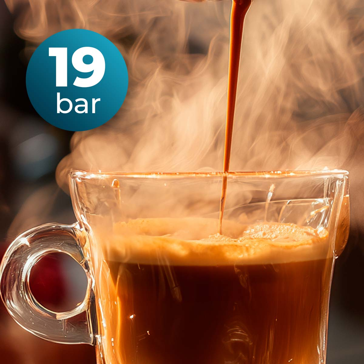 Un espresso fresco scende con vapore in una tazza di vetro, con un cerchio blu "19 bar" a sinistra.
