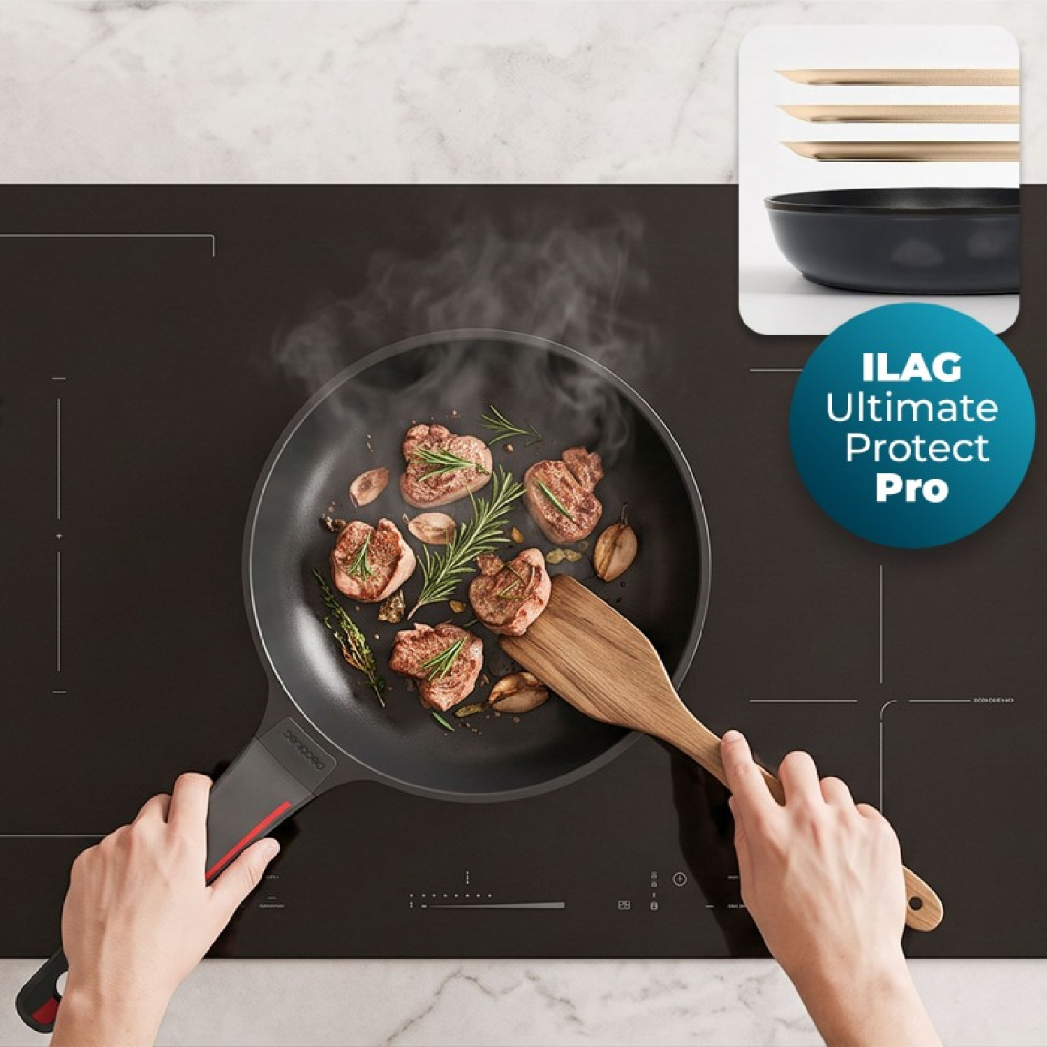 Manos cocinando carne y romero en una sartén sobre una placa de inducción, con imagen de producto y logotipo.