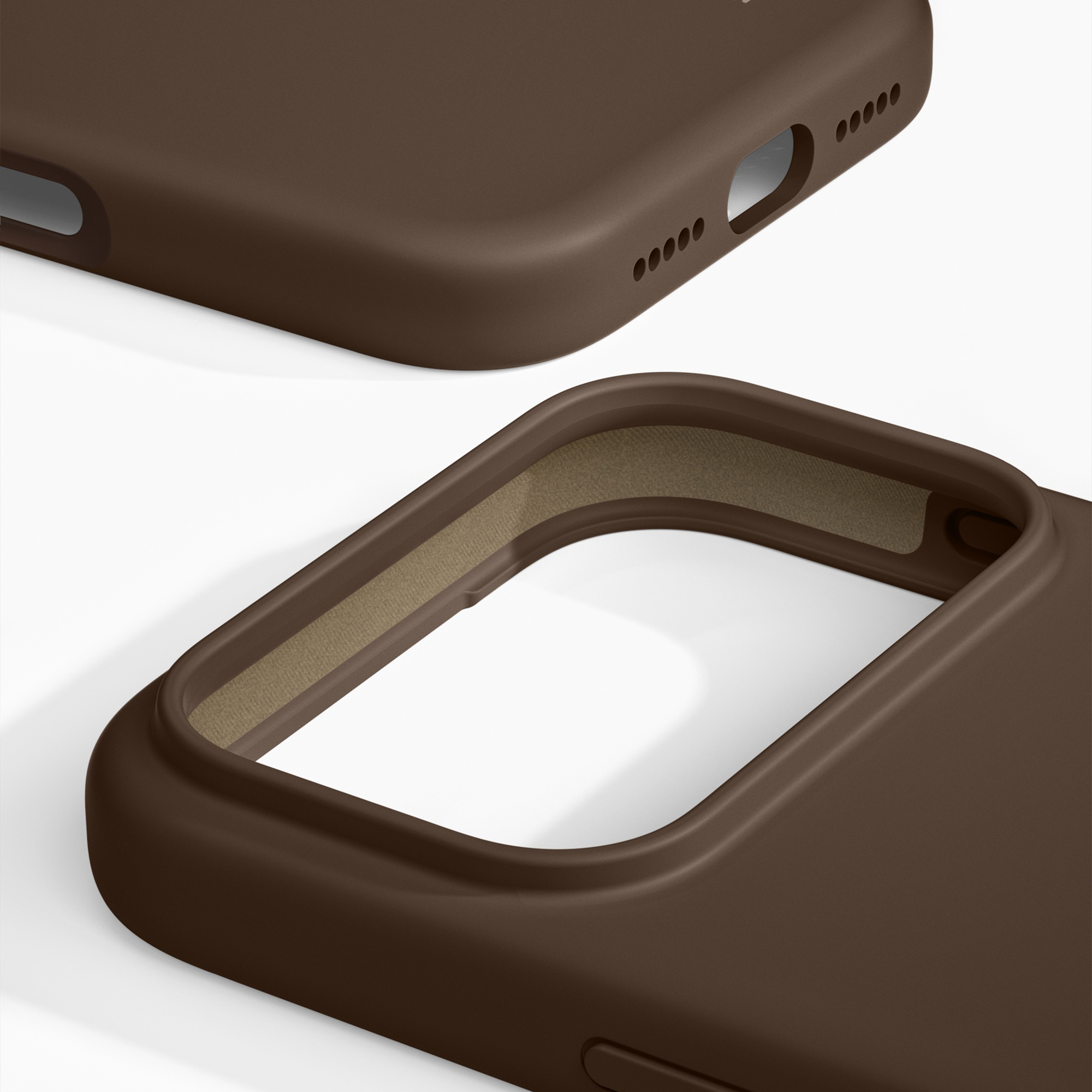 Deux vues d'une coque de téléphone marron sur fond blanc, avec découpes pour haut-parleurs et intérieur doux.
