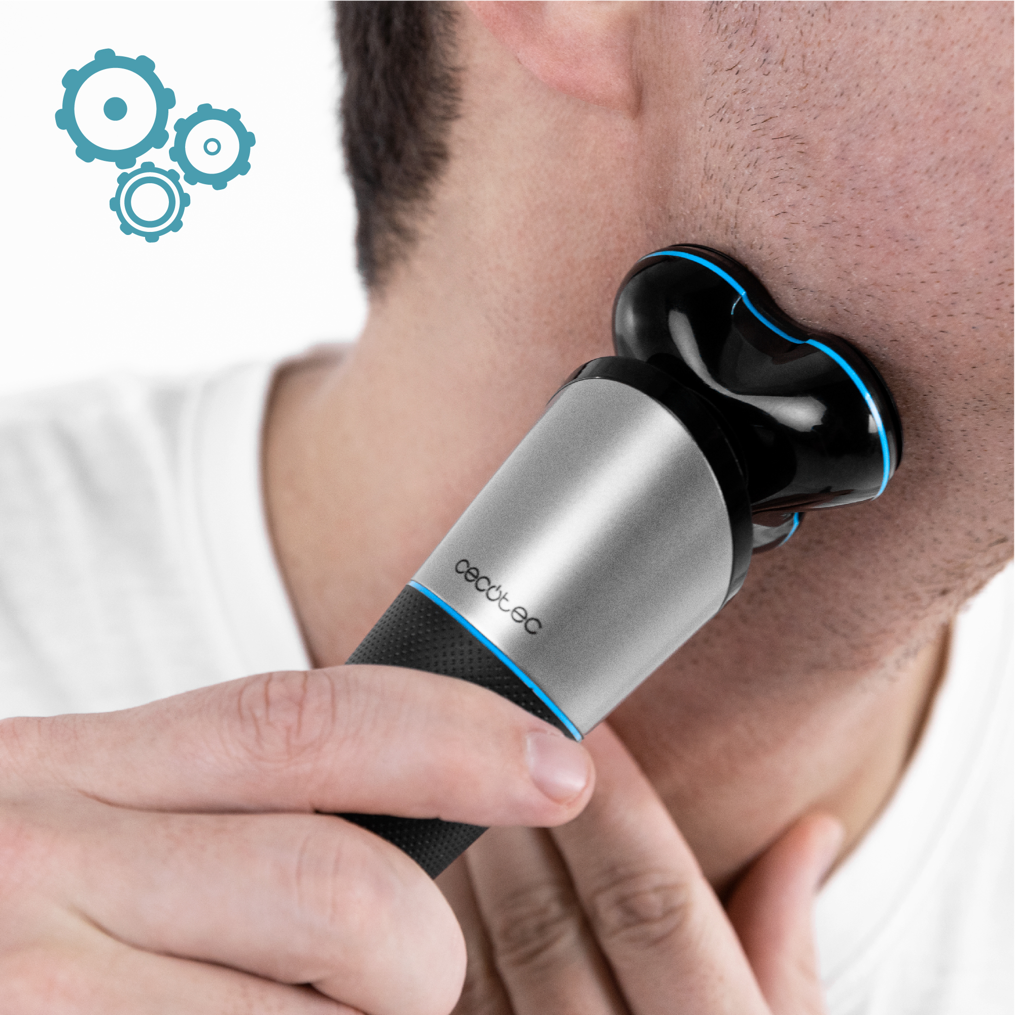 Un uomo si rade la barba con un rasoio elettrico argentato.