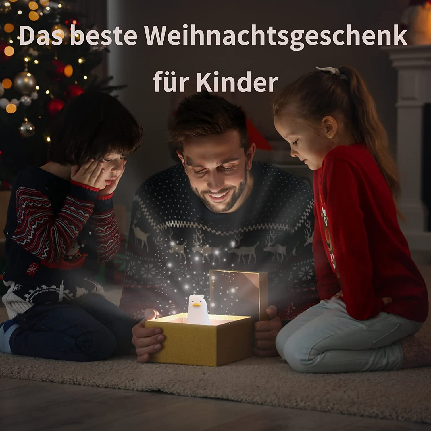 Ein Vater und zwei Kinder öffnen eine leuchtende Geschenkbox mit einem Enten-Nachtlicht.