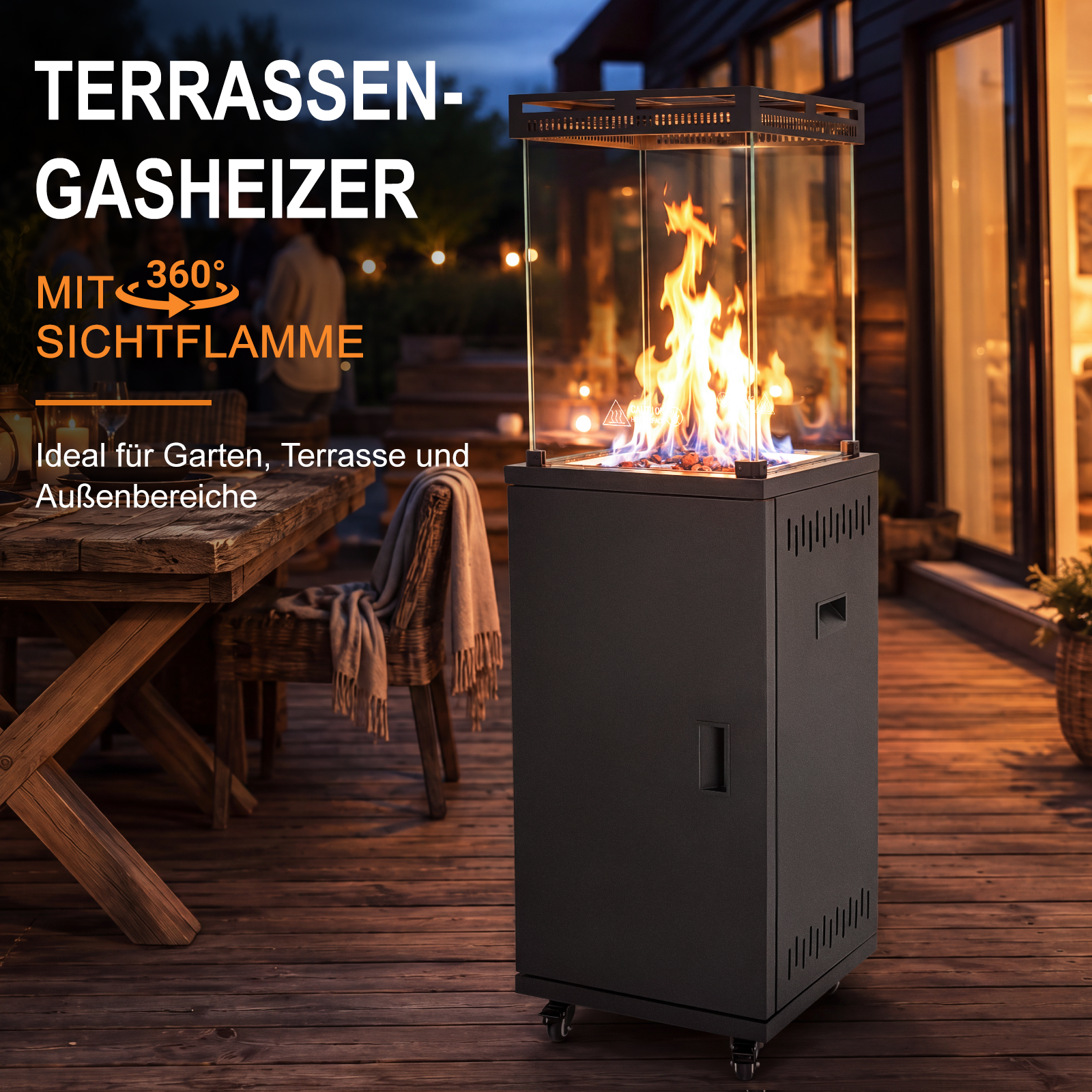 Un riscaldatore a gas nero con fiamma visibile si trova su una terrazza in legno vicino a un tavolo.