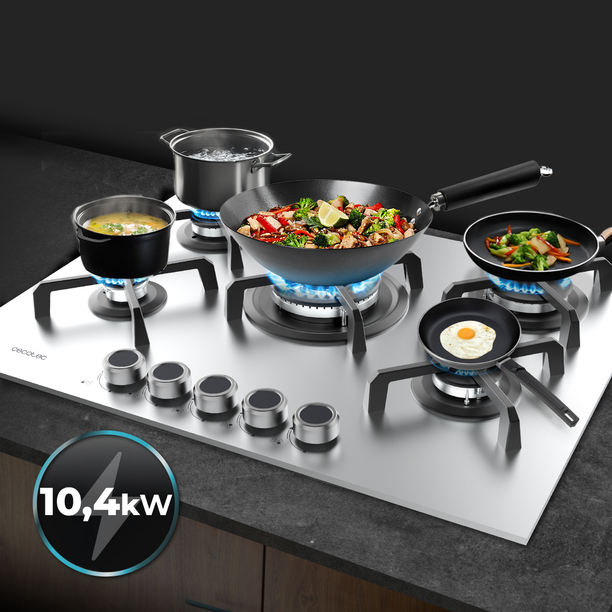Una estufa de gas plateada con cinco llamas activas, con varias ollas y sartenes con comida.