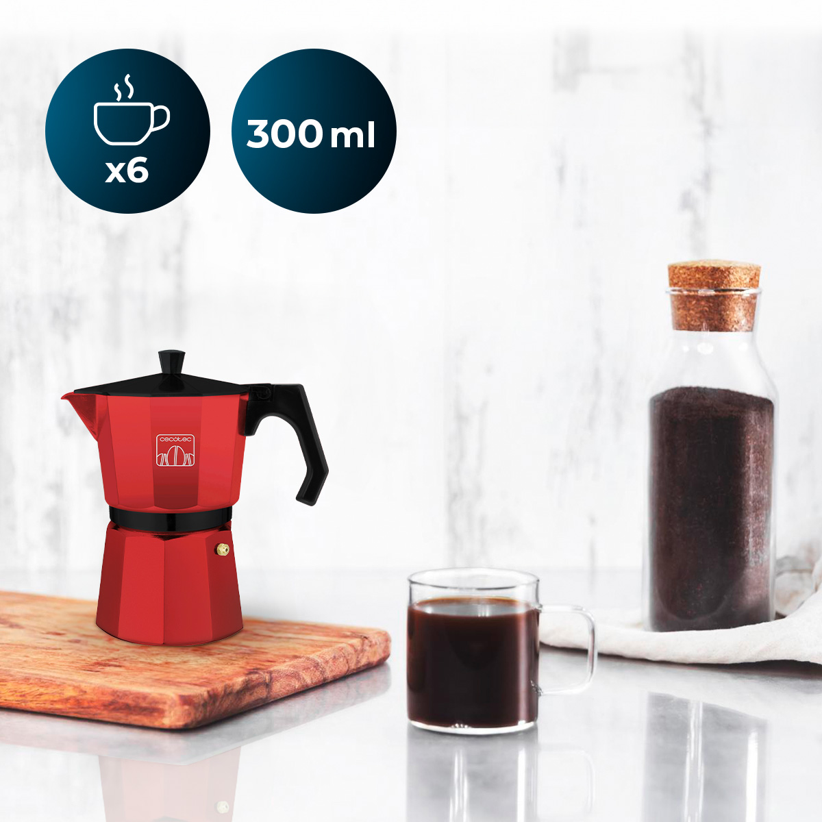 Moka rossa su tagliere di legno, tazza di caffè e barattolo.