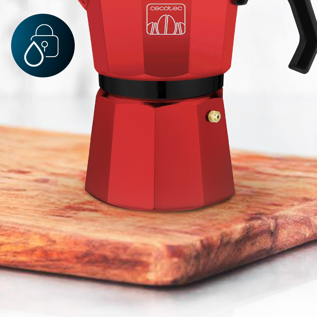 Caffettiera moka rossa su tagliere di legno con icona acqua blu.