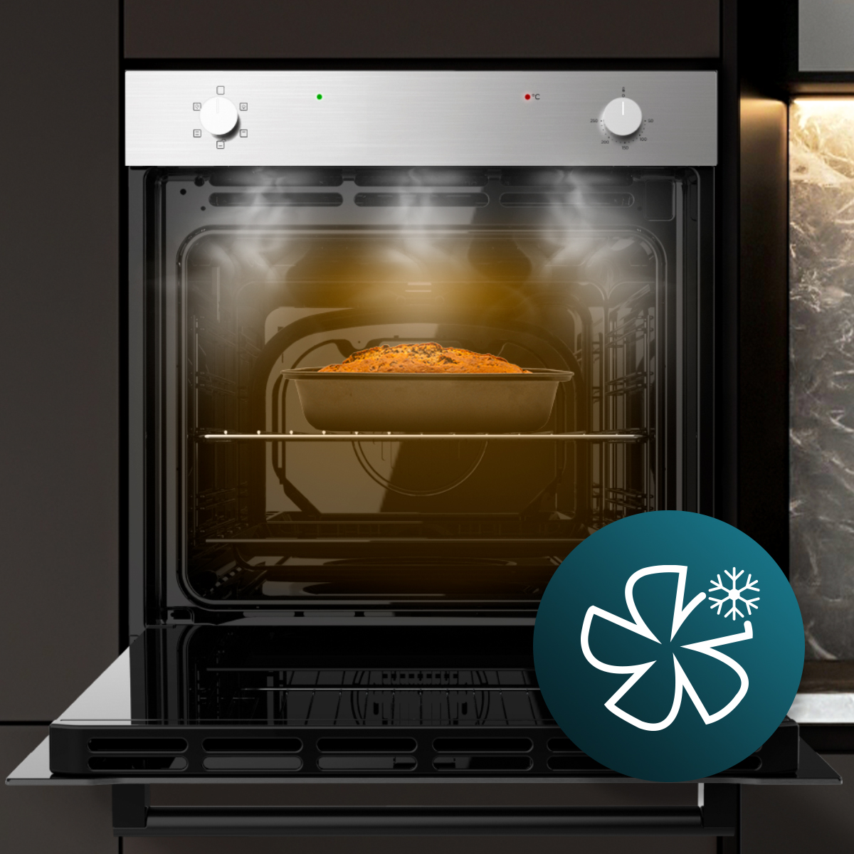 Un horno iluminado con un plato asado en la rejilla del medio y vapor saliendo.