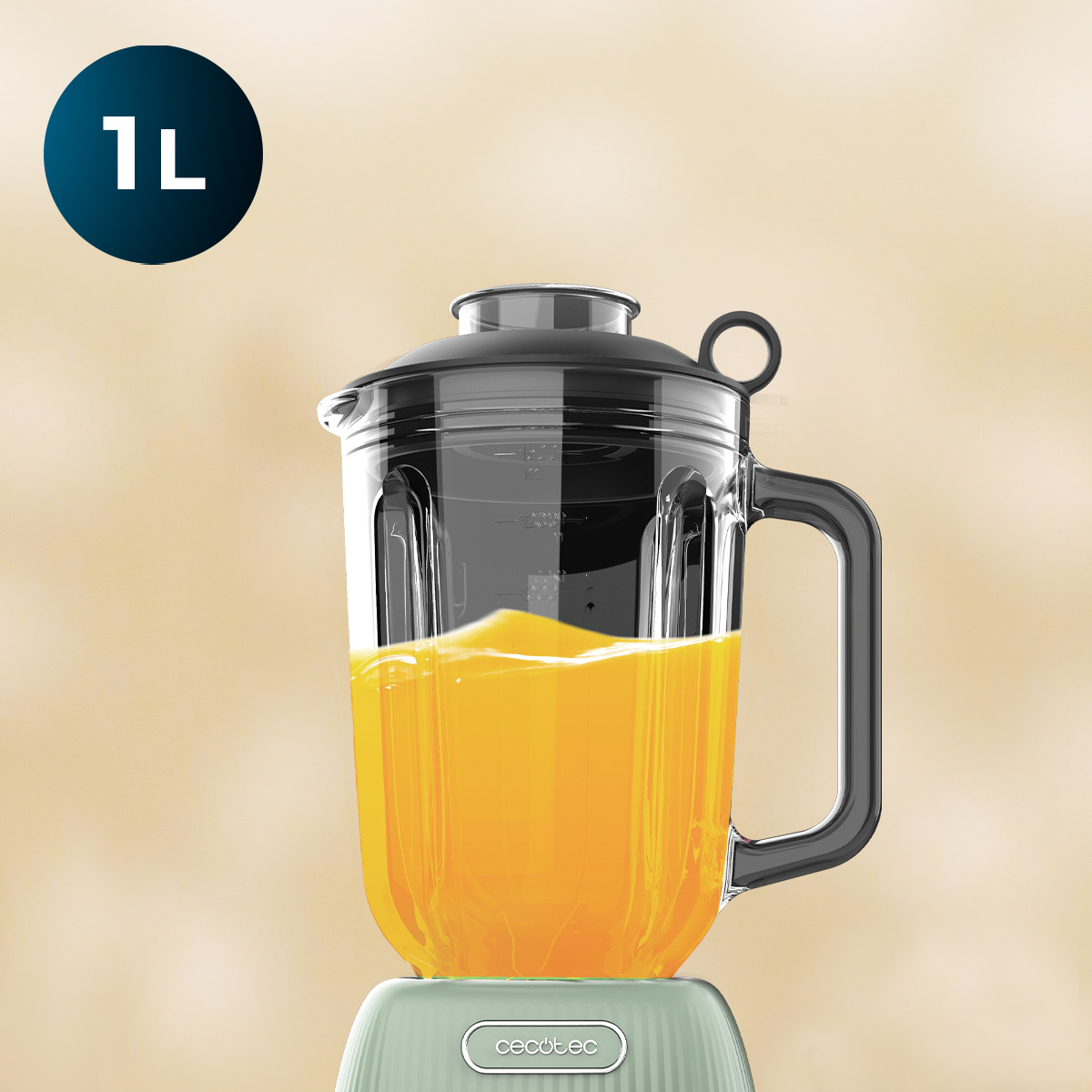 Una licuadora con jugo de naranja, tapa negra, base verde claro y un círculo indicador de 1L.