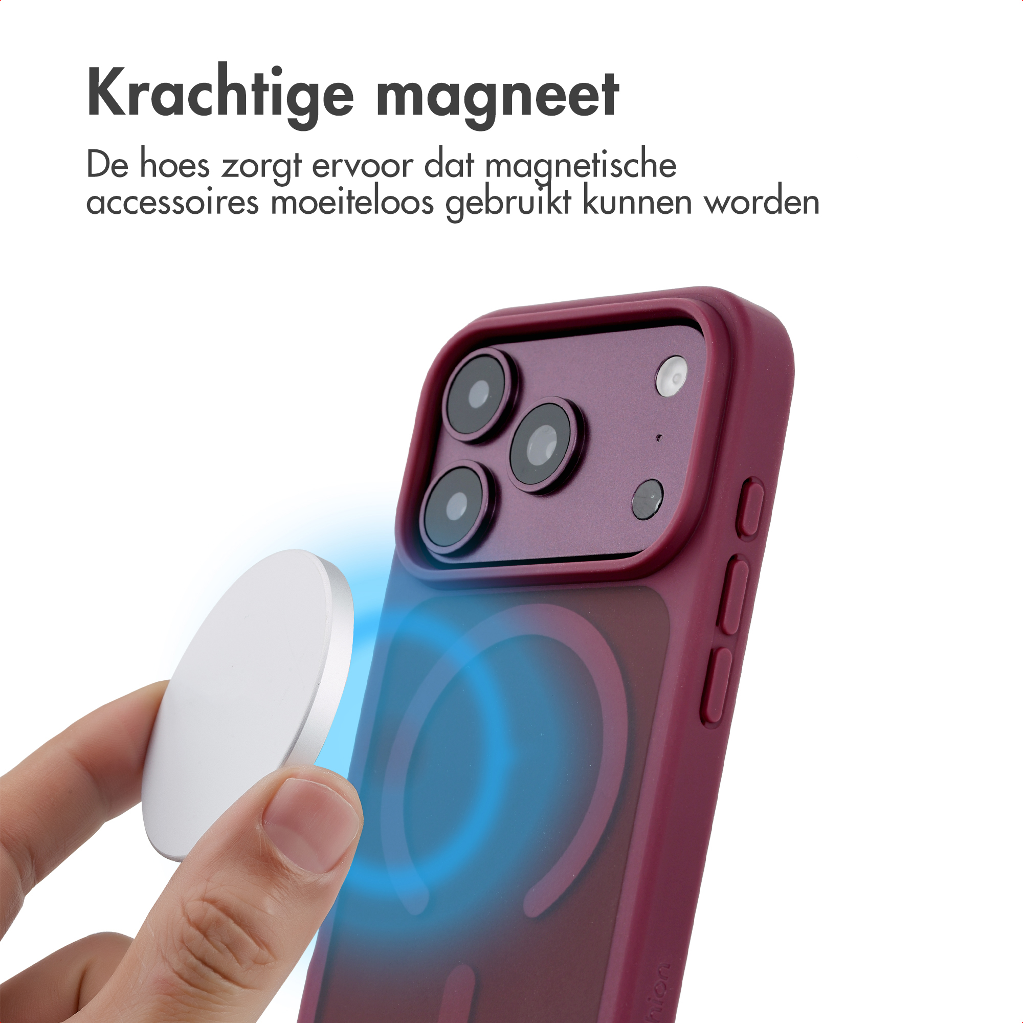 Une main tient un aimant rond près d'une coque de smartphone bordeaux avec anneau magnétique.