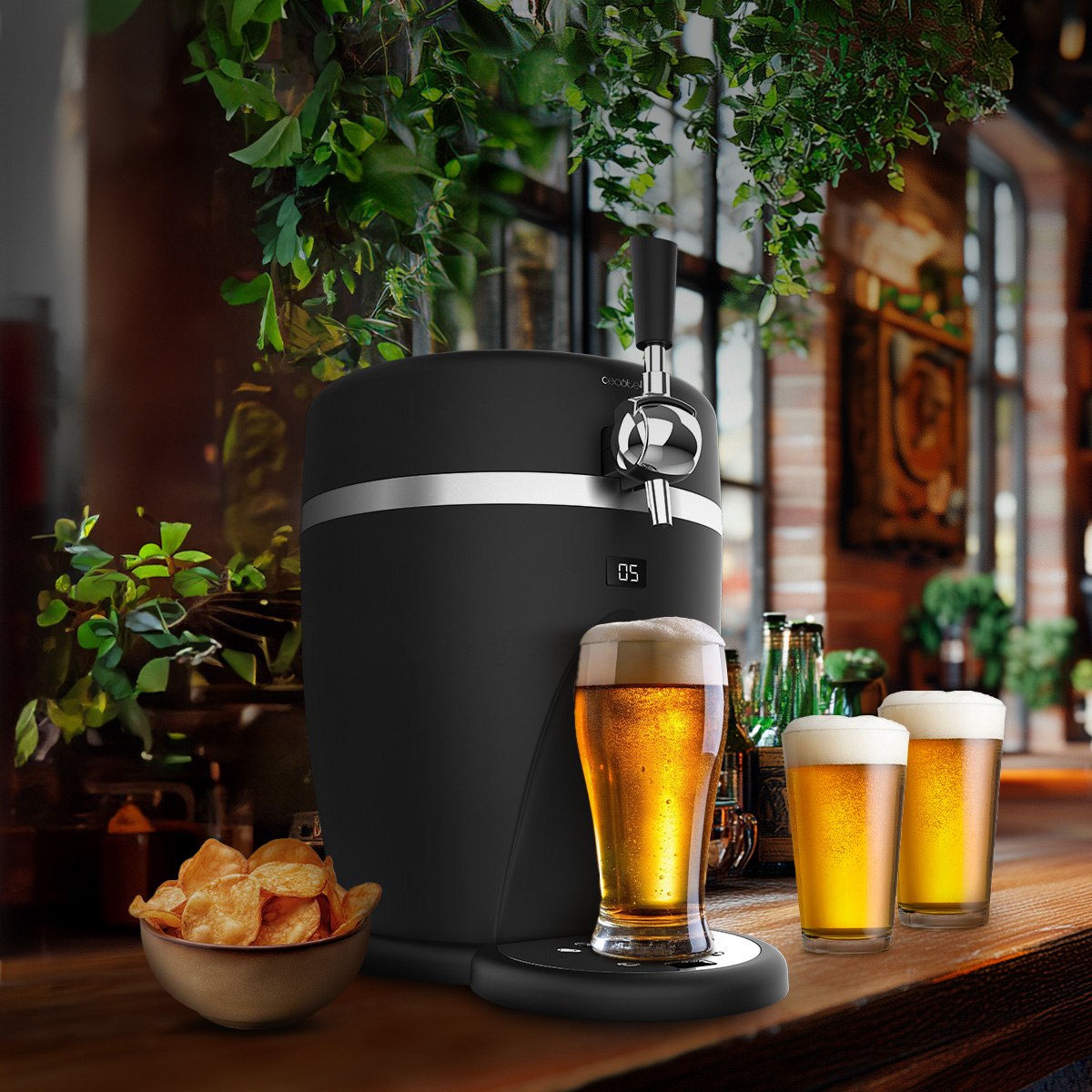 Dispensador de cerveza negro en barra de madera con tres vasos de cerveza y un bol de patatas fritas.