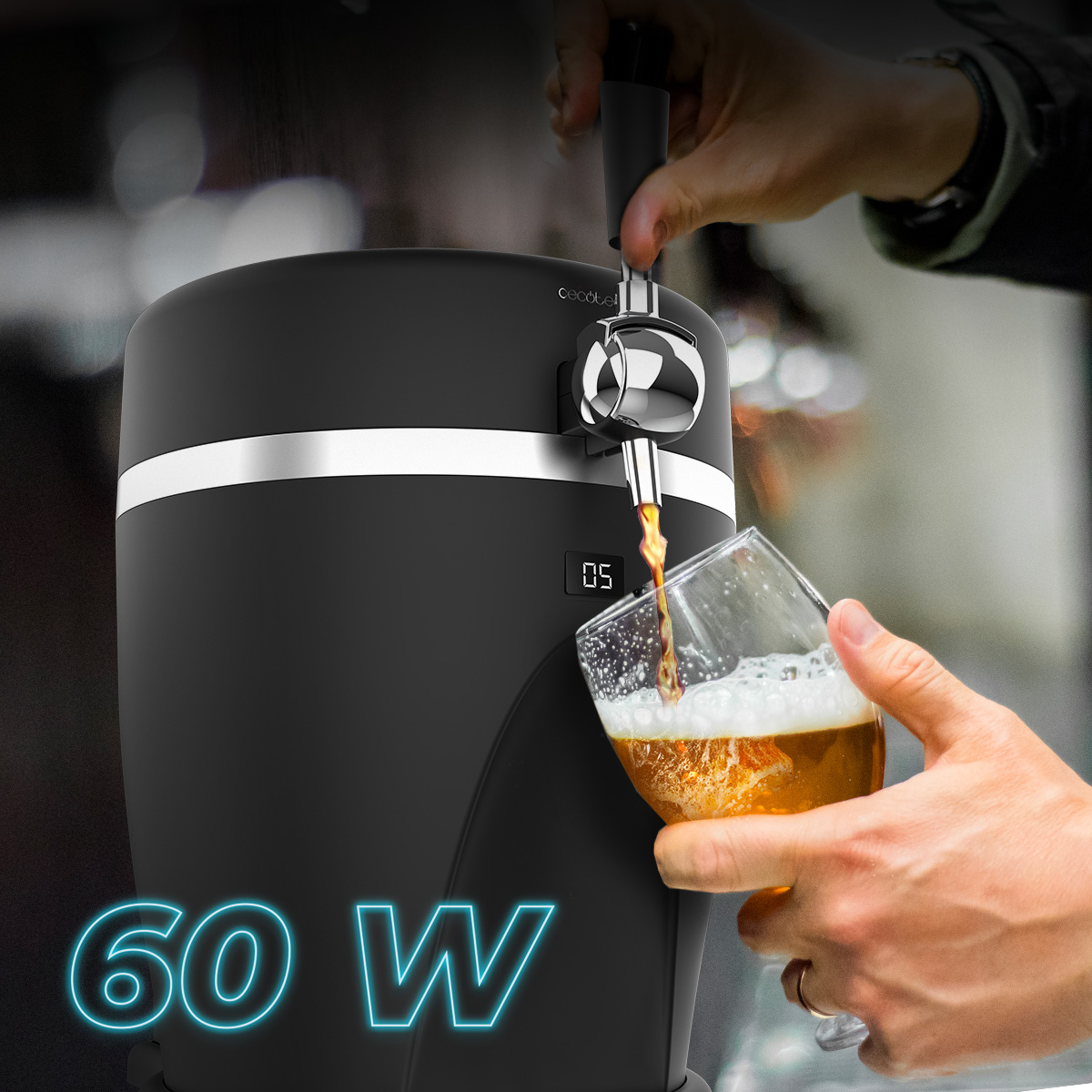 Un dispensador de cerveza negro vierte cerveza en un vaso, con 60 W en primer plano.