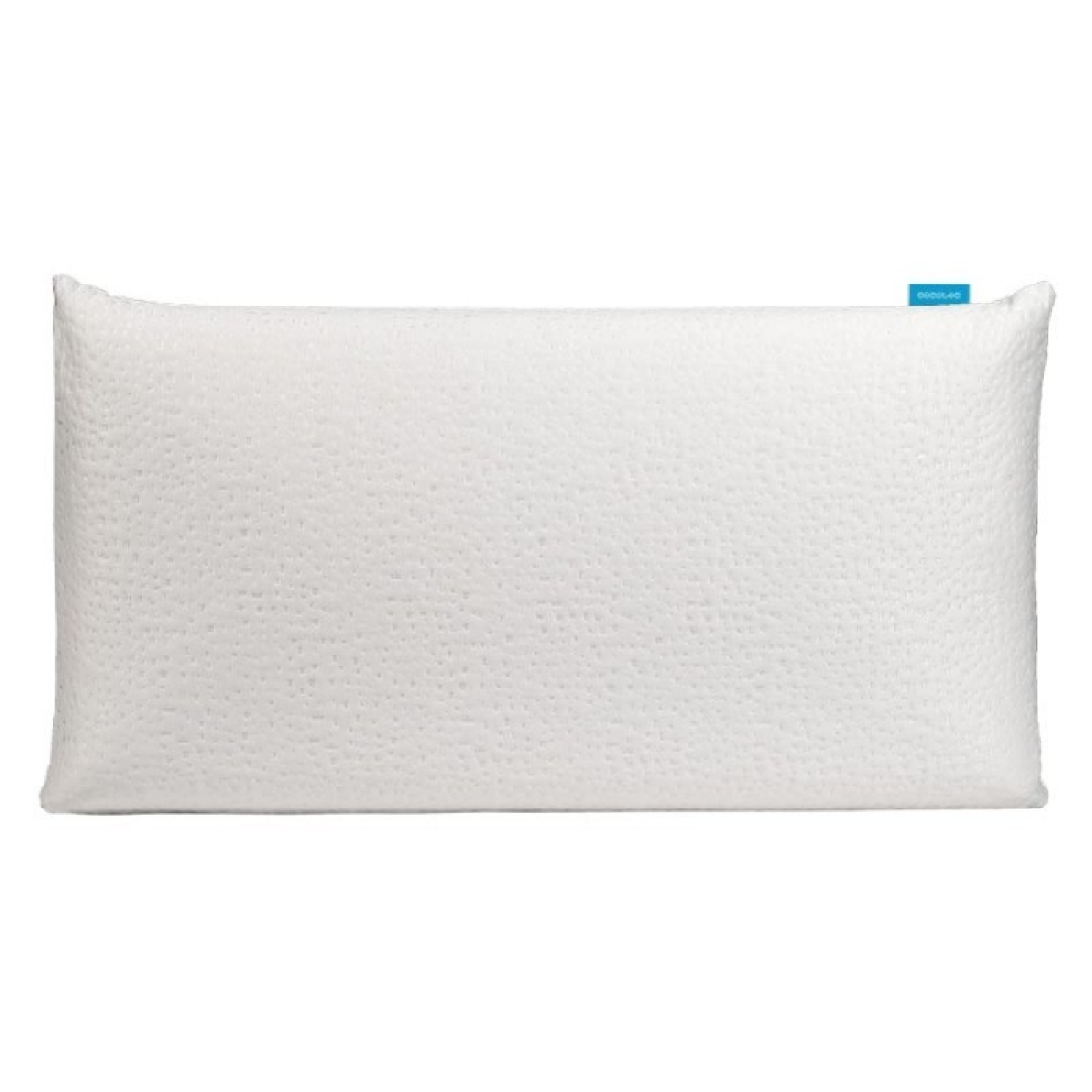 Una almohada blanca rectangular con un patrón texturizado y una pequeña etiqueta azul en el borde superior derecho sobre fondo blanco.