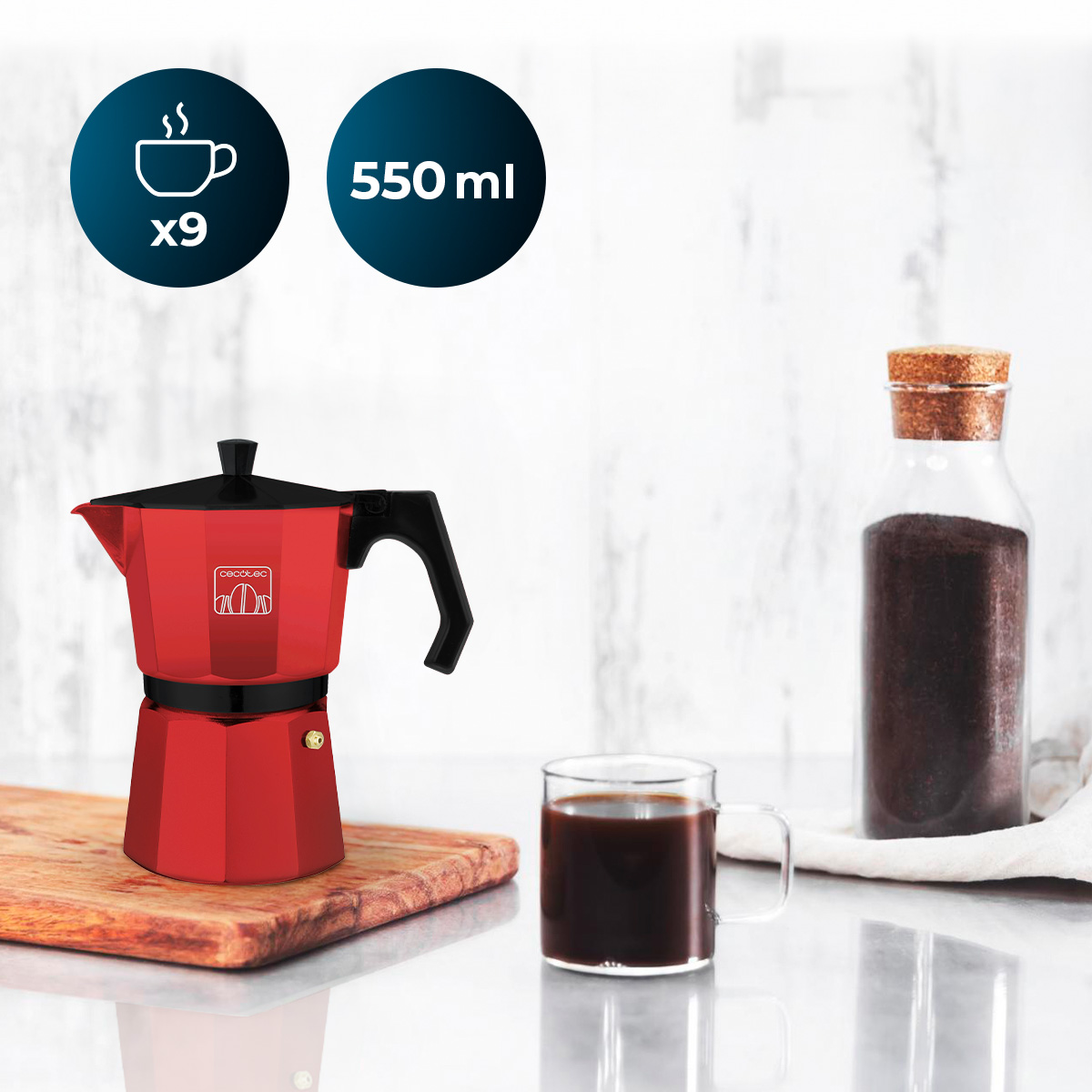 Caffettiera moka rossa su asse di legno, tazza di caffè e barattolo di caffè su sfondo chiaro.