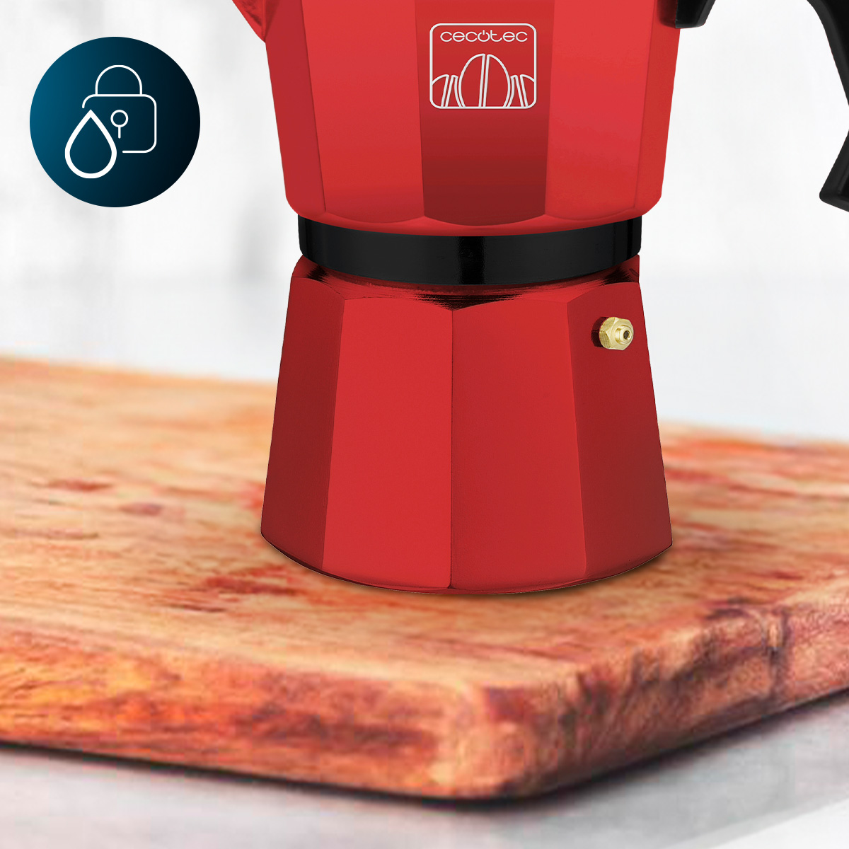 Caffettiera moka rossa su tagliere di legno con icona blu di goccia d'acqua e lucchetto sullo sfondo.