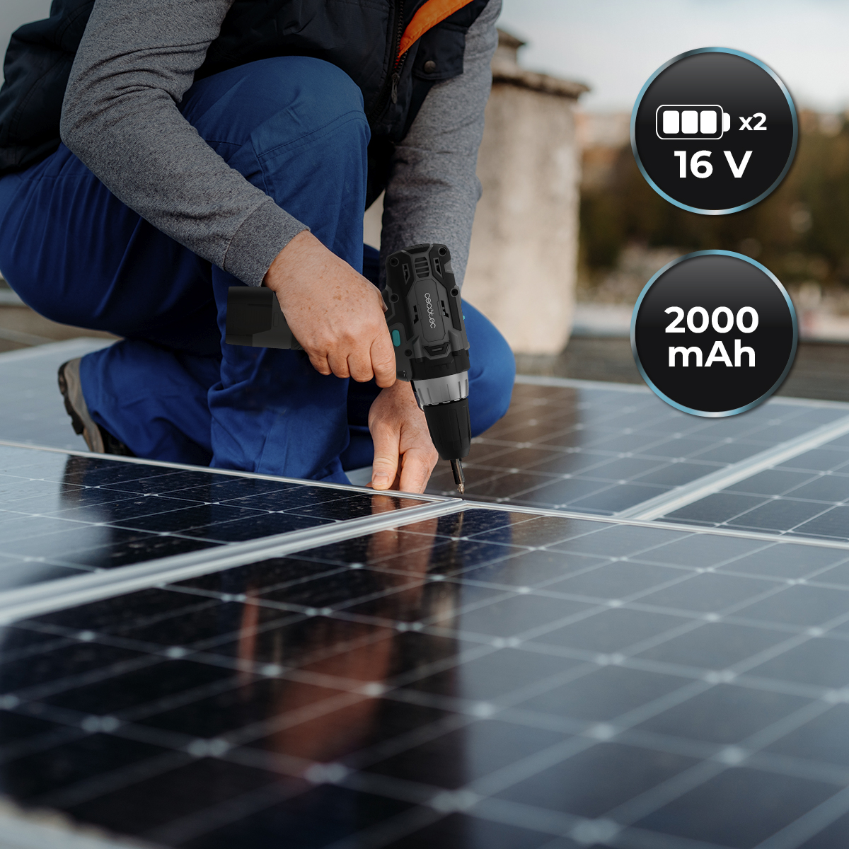 Un lavoratore in blu installa pannelli solari con un trapano nero, il testo mostra 16V e 2000mAh.