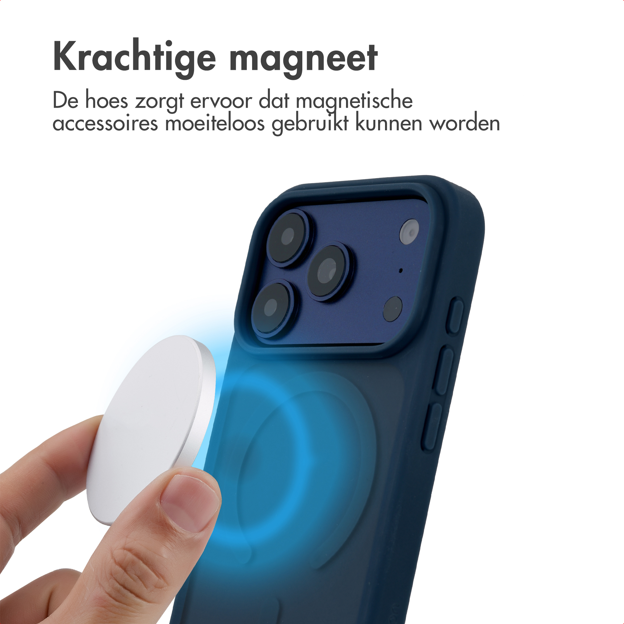 Une main tient un palet magnétique près d'un smartphone bleu dans une coque.