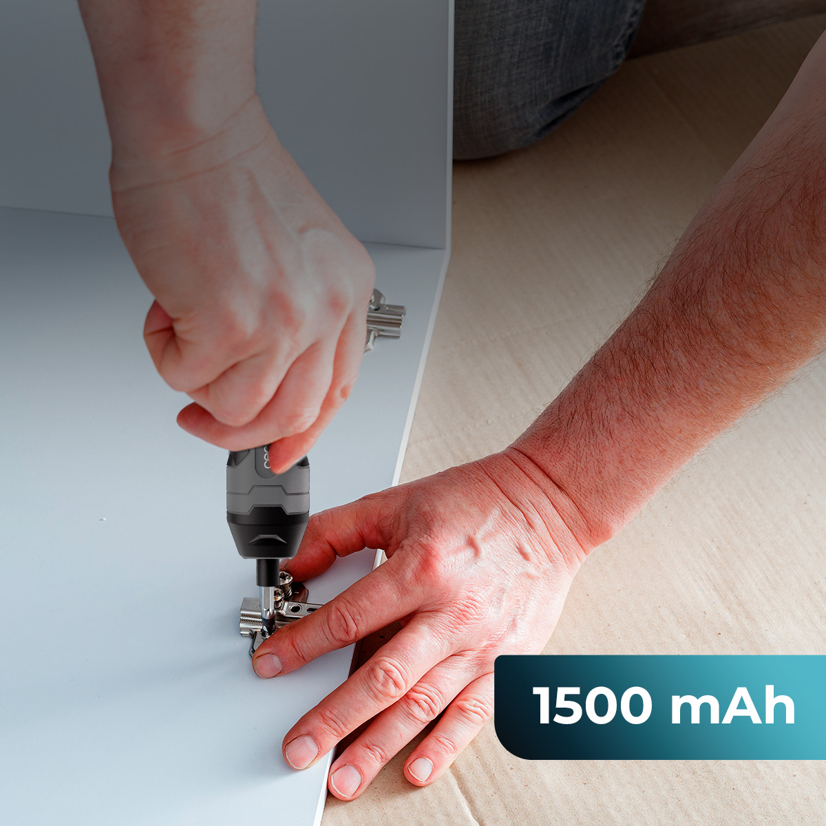 Persona atornillando una bisagra a un tablero de mueble blanco, con texto 1500 mAh.