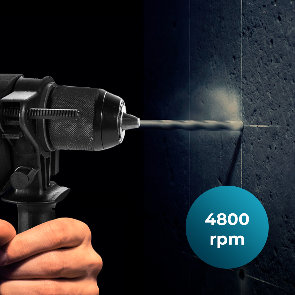 Una mano sostiene un taladro negro perforando una pared oscura, con una insignia de 4800 rpm.