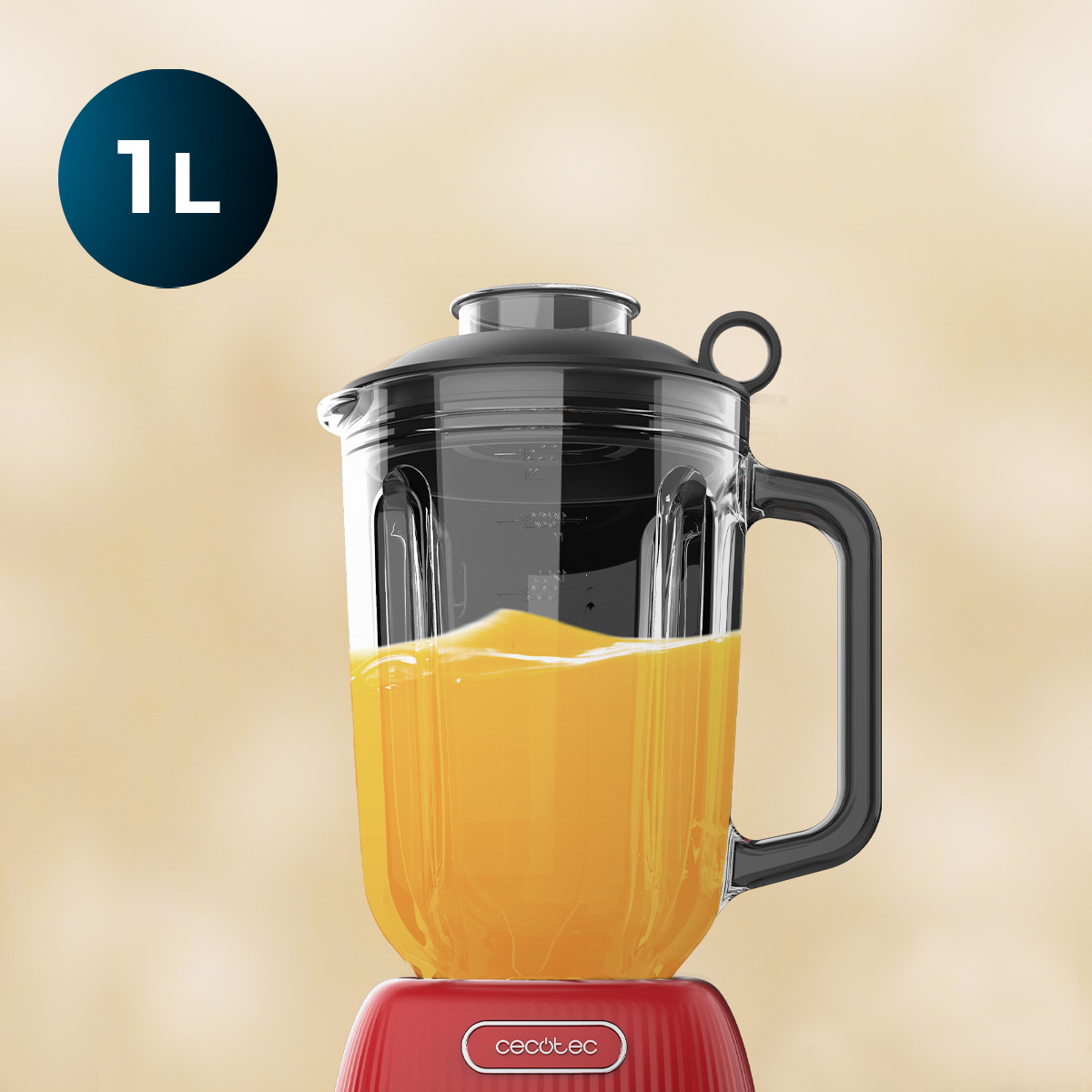 Un frullatore rosso con succo d'arancia su sfondo beige e indicatore 1L.