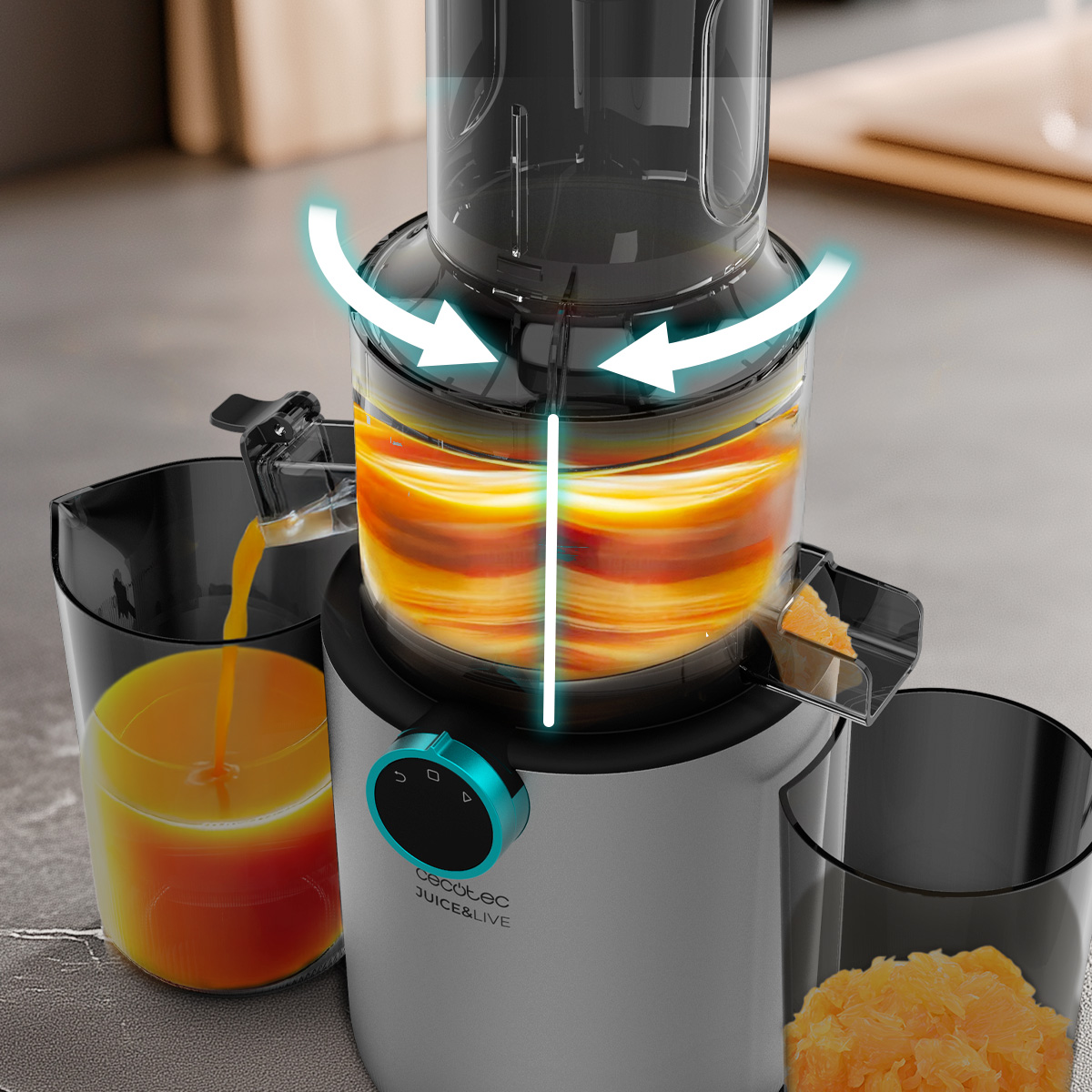 Un exprimidor gris extrae jugo fresco de naranja en un vaso, mientras la pulpa cae en otro recipiente.