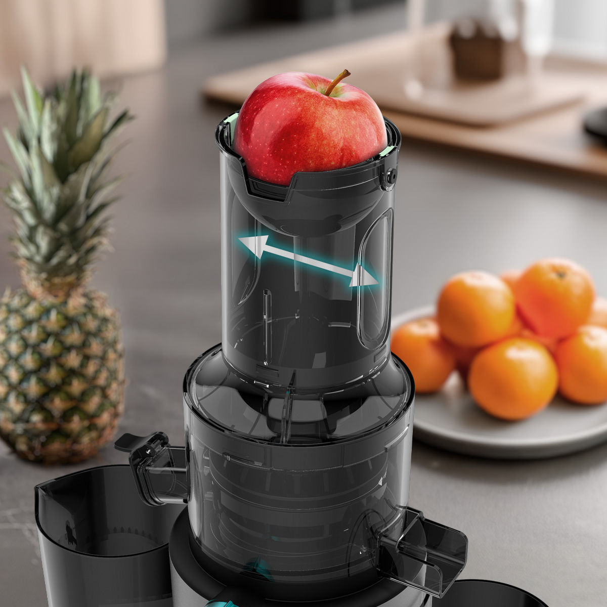 Una manzana roja descansa en la tolva de un exprimidor negro con una piña y naranjas.