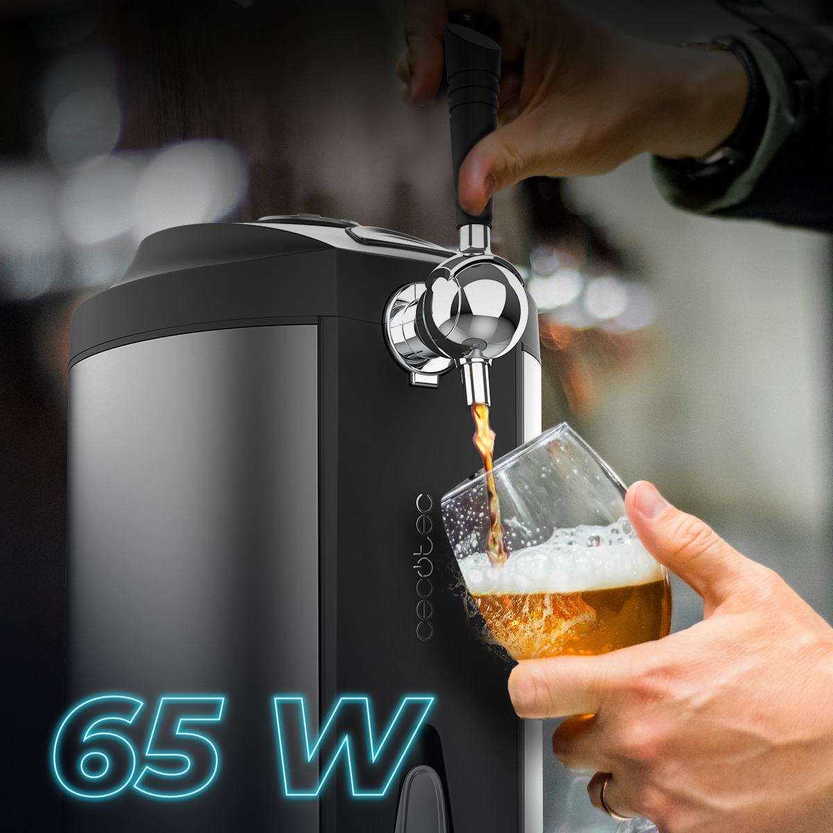 Un hombre sirve cerveza fresca de un dispensador negro y plateado en un vaso.
