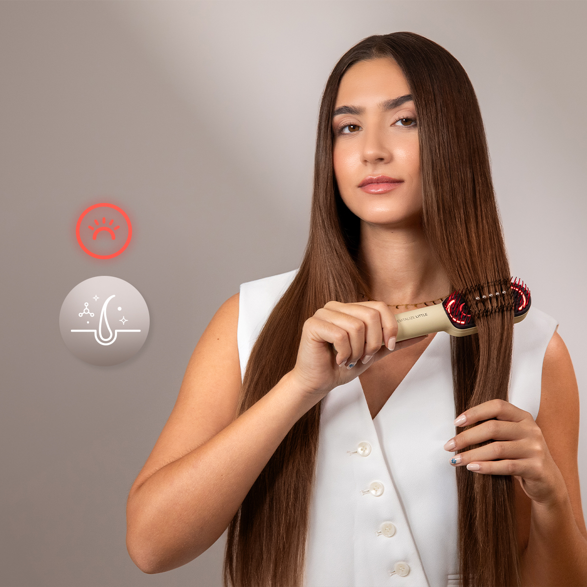 Una mujer con cabello castaño largo usa un cepillo de luz roja, con iconos en la pared gris.