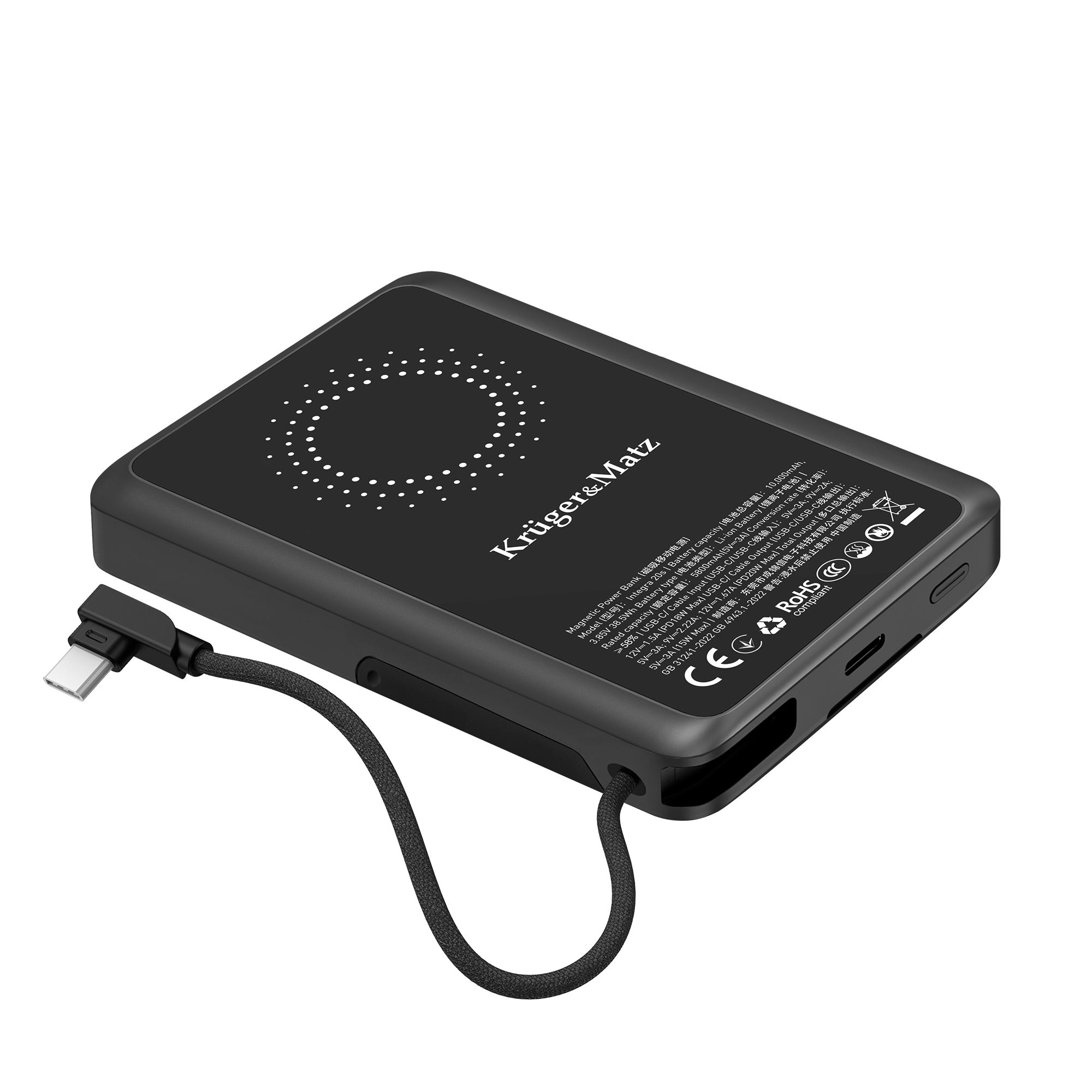 Czarny powerbank Krüger&Matz z dołączonym kablem USB-C na czarnym tle.