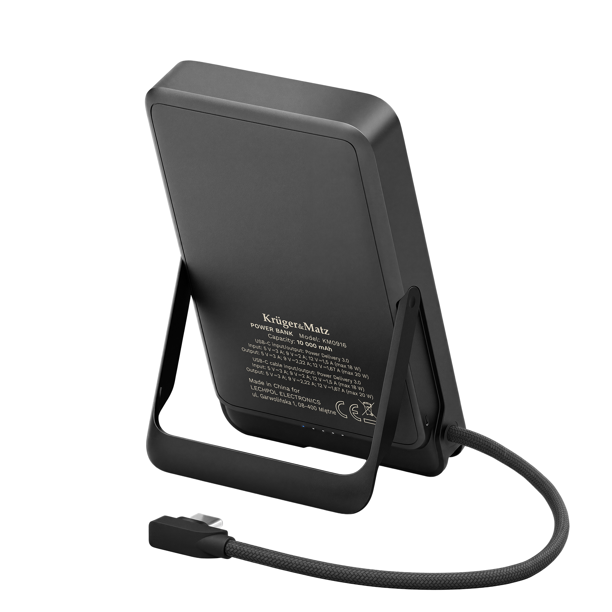 Czarny powerbank Kruger&Matz z podstawką i podłączonym kablem USB na czarnym tle.