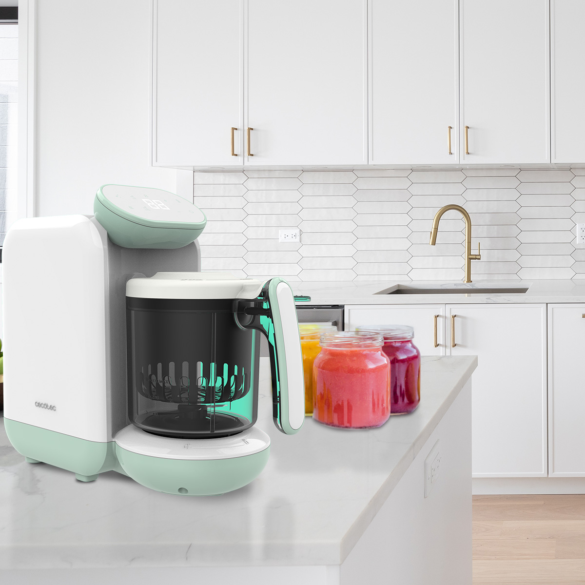 Un robot da cucina verde menta e bianco si trova su un bancone in marmo vicino a vasetti di frullati.